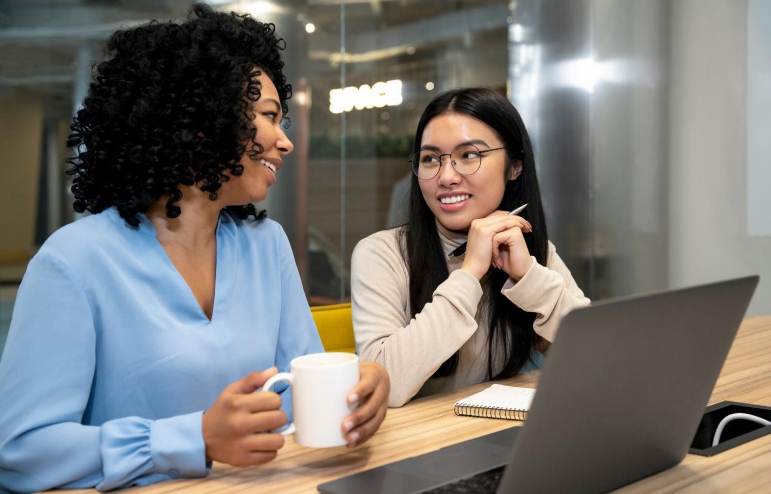 Equipo de mystenoralo trabajando en análisis financiero