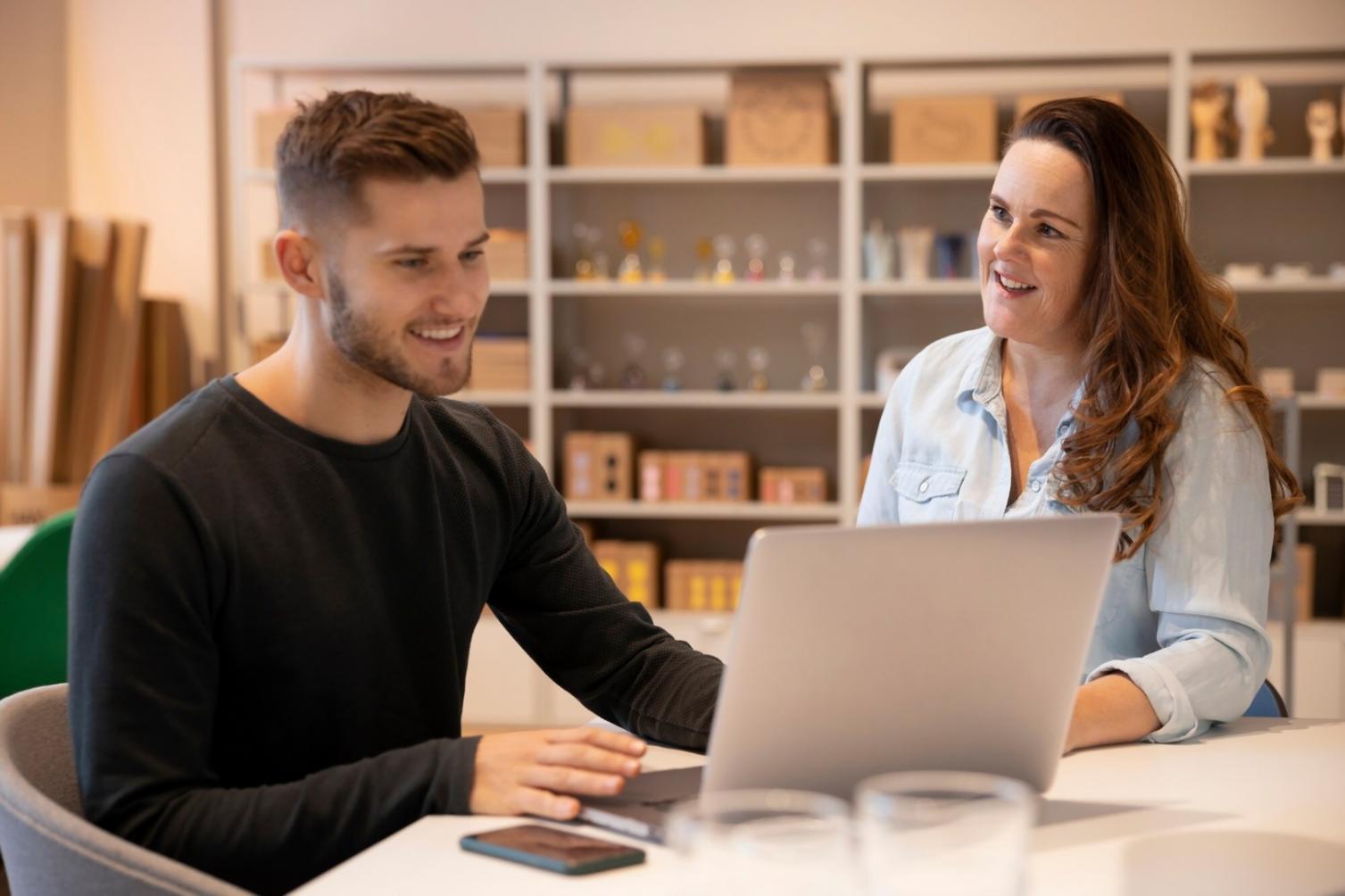 Sesión de mentoría personalizada para revisión de progreso financiero individual